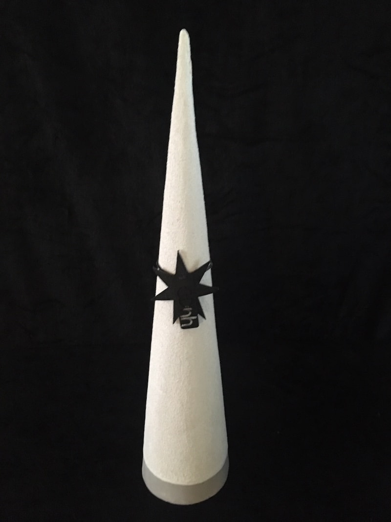 Sanded Cone fra OOhh Collection i hvid m/sort stjerne, Mellem