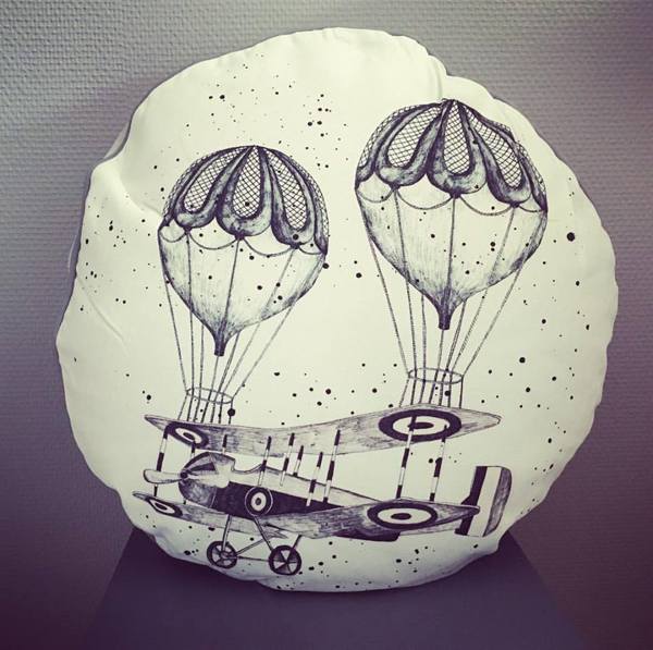 Fin pude fra Bloomingvile med flyvemaskine og luftballoner